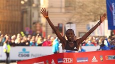 Keňan Daniel Wanjiru vítězí v Pražském půlmaratonu. Keňan Daniel Wanjiru vítězí v Pražském půlmaratonu.