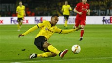 Útoník Pierre Emerick Aubameyang z Borussie Dortmund se snaí zachytit mí na...