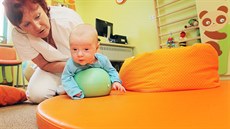 Fyzioterapeutka neonatologického oddělení FN v Plzni Jana Knězová při... Fyzioterapeutka neonatologického oddělení FN v Plzni Jana Knězová při...