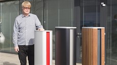 Hlavní designér mmcité David Karásek s oceněnými odpadkovými koši Minium. Hlavní designér mmcité David Karásek s oceněnými odpadkovými koši Minium.
