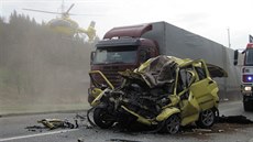 Tragická srážka osobního vozidla s kamionem mezi Rožnovem a Frenštátem. Tragická srážka osobního vozidla s kamionem mezi Rožnovem a Frenštátem.