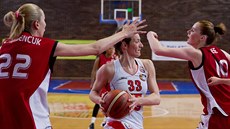 Královéhradecká basketbalistka Josipa Buraová (v bílém dresu) mezi nymburskými... Královéhradecká basketbalistka Josipa Buraová (v bílém dresu) mezi nymburskými...