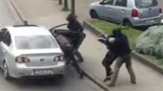 Belgití policisté bhem zásahu, pi kterém byl zaten Mohamed Abrini (8. dubna...