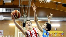 Josef Potoček (vlevo) z Pardubic zakončuje na koš Jindřichova Hradce přes... Josef Potoček (vlevo) z Pardubic zakončuje na koš Jindřichova Hradce přes...