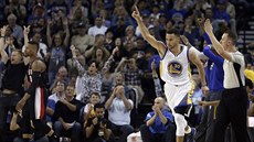 Stephen Curry z Golden State slaví jednu ze svých úspěšných střel proti... Stephen Curry z Golden State slaví jednu ze svých úspěšných střel proti...