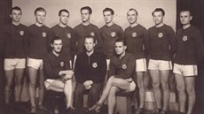 Josef Toms, basketbalový mistr Evropy z roku 1946, stojí v horní řadě jako... Josef Toms, basketbalový mistr Evropy z roku 1946, stojí v horní řadě jako...