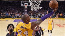 Kobe Bryant z LA Lakers zakonuje v derby s LA Clippers, sleduje ho DeAndre...