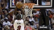 Luol Deng (v bílém) z Miami stílí na ko Chicaga, brání ho Justin Holiday.