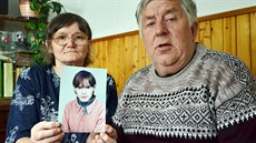 Miloslav Košek a jeho manželka Vlasta s fotografií dcery, která zmizela v roce... Miloslav Košek a jeho manželka Vlasta s fotografií dcery, která zmizela v roce...