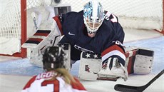 Americká brankářka Alex Rigsbyová zastavuje střelu Meghan Agostaové z Kanady. Americká brankářka Alex Rigsbyová zastavuje střelu Meghan Agostaové z Kanady.