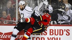 Jake Muzzin z Los Angeles (vlevo) v tvrdém boji s Jakubem Nakládalem z Calgary.