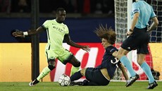 PENALTOVÝ FAUL. Sagna z Manchesteru City poslal k zemi Luize z PSG.