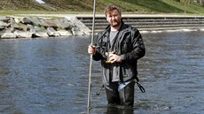 Ostravský hydrolog Jan Unucka v řece Ostravici v Ostravě. Ostravský hydrolog Jan Unucka v řece Ostravici v Ostravě.