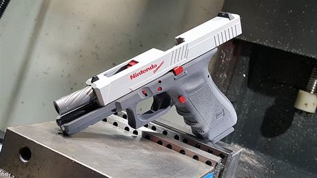 Pistole Glock stylizovaná podle periferie NES Zapper. Pedloha v 80. letech...