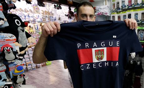 Název Czechia se objevuje i na trikách, která obchodníci prodávají v centru...