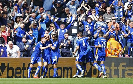 ASTÝ OBRÁZEK. V letoním roníku anglické ligy si nejvíce radosti uili fotbalisté fotbalisté Leicesteru.