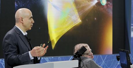 Investor Jurij Milner (vlevo) a fyzik Stephen Hawking pi oznamování plánu na...