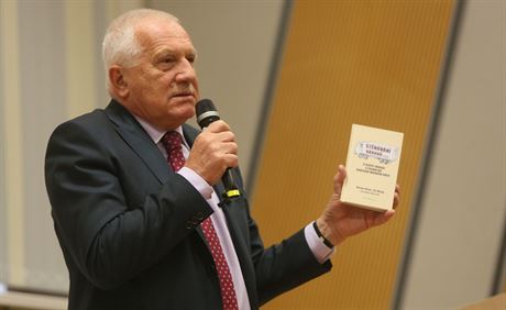 Václav Klaus na pednáce ukazuje svoji knihu, kterou u na téma souasné...