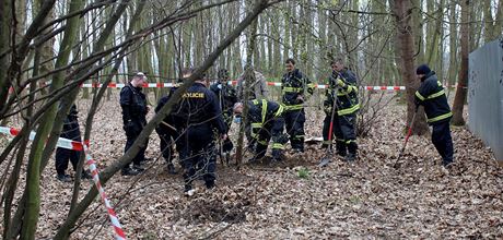 Místo nálezu lebky prohledali policisté ve spolupráci s hasii. (9. dubna 2016)
