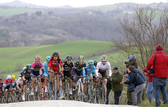 Stoupání cyklist v beznovém závod Strade Bianche.