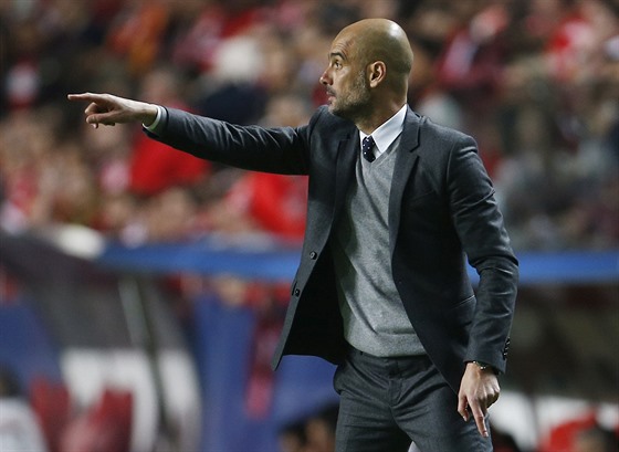 TAMHLE MUSÍ B̎ET! Pep Guardiola, trenér Bayernu Mnichov, diriguje své...