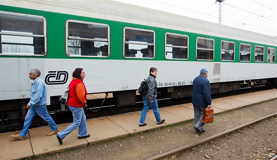 Cestující u jezdí po modernizované trati z Liberce na Tanvald a Jarom (ilustraní snímek).