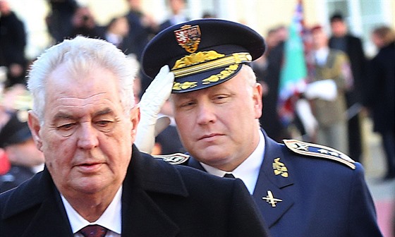 éf vojenské prezidentské kanceláe Rostislav Pilc (vpravo) bhem slavnostního...