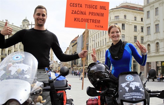 Devtadvacetiletého Vojtcha Lavického a jeho o dva roky mladí partnerku Mirku...