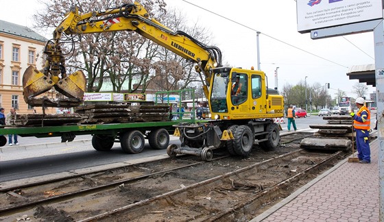 Zaátek oprav tramvajové trati na olomoucké tíd Svobody. (11. duben 2016)