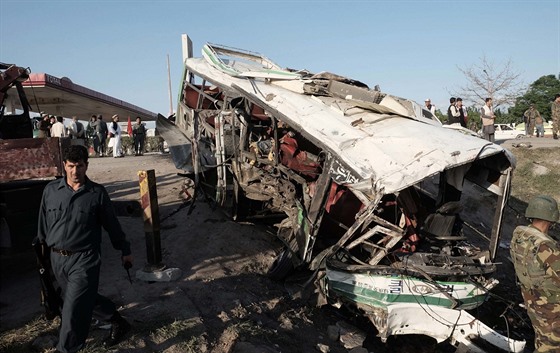 Zniený autobus v afghánském Dalálábádu (11. dubna 2016)