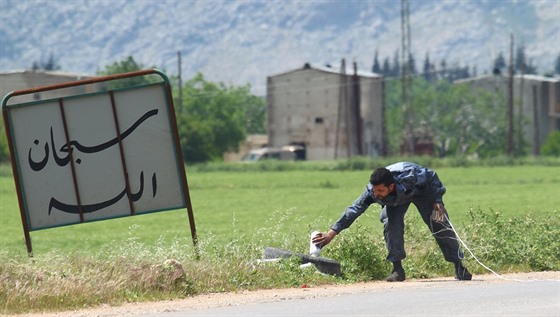 Povstalec likviduje bombu nastraenou v syrském guvernorátu Idlíb