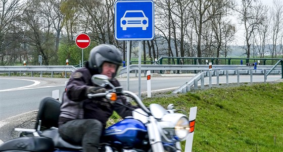 Nové znaení na silnici mezi Pardubicemi a Hradcem Králové, které povoluje...