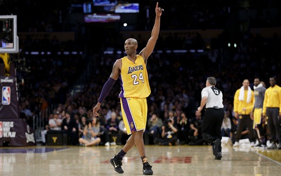 LOUENÍ VE VELKÉM STYLU. Kobe Bryant ve svém poslední utkání v NBA nastílel v...