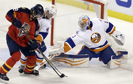 Jaromír Jágr z Floridy se snaí procpat puk za brankáe New York Islanders...