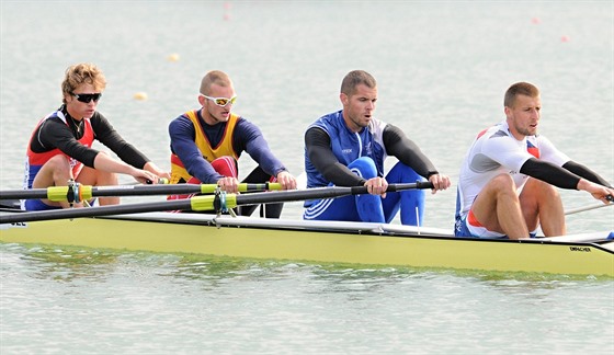 Pekvapení veslaského jara, sestava tyky bez kormidelníka. Zleva Miroslav Jech, Miloslav ágr, Jakub Makovika a veslovod Jan Lapáek. 