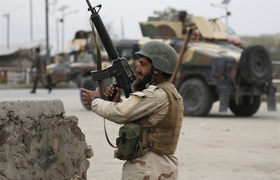 Afghánský voják hlídá jednu z pozic po útoku Talibanu v Kábulu. (19. dubna 2016)