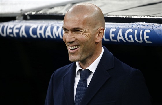 ÚSMV. Fotbalisté Realu Madrid dlali Zinedinemu Zidanemu radost.