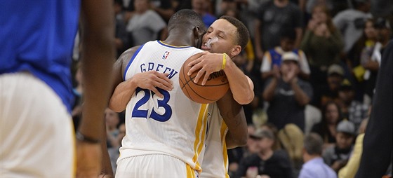 Stephen Curry (vpravo) a Draymond Green se radují z výhry Golden State nad San...