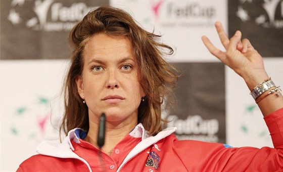 Barbora Strýcová pi losu semifinále Fed Cupu výcarsko - esko.