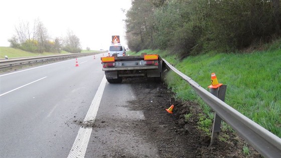 Na dálnici D46 se náklaáku za jízdy odpojila zadní ást patn zapojeného...