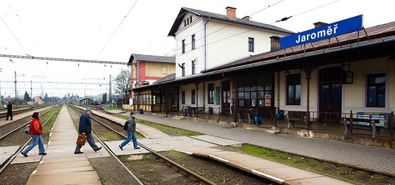 Díky tunelu by zrychlily vlaky mezi Náchodem, Jaromí a Hradcem Králové.
