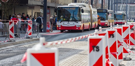 Propadající se zastávky v opravené Dukelské ulici v centru Hradce Králové.