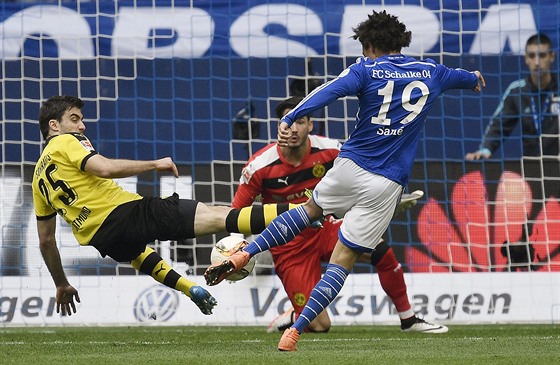 Leroy Sane ze Schalke (v modrém) skóruje v utkání s Dortmundem.