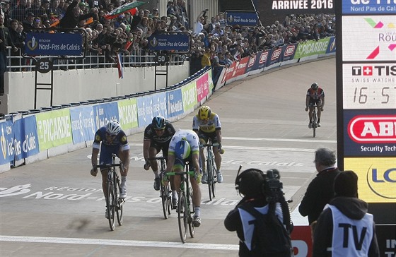 A JE KONEC. Momentka z cíle klasiky Paí-Roubaix, vítzem se stal Mathew...