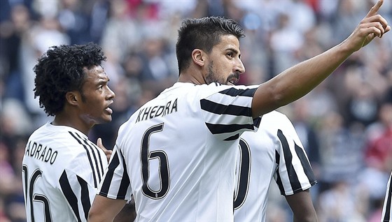 Fotbalisté Juventusu Turín slaví gól do sít Palerma.