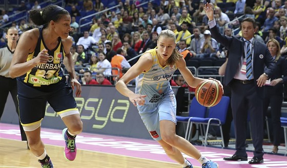 Kateina Elhotová z USK (vpravo) uniká Marisse Colemanové z Fenerbahce.