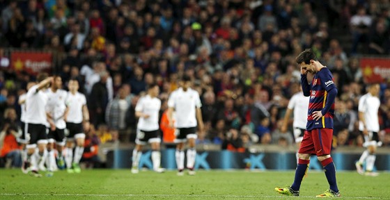 ACH JO. Lionel Messi (vpravo) smutní, Barcelona práv inkasovala gól od...