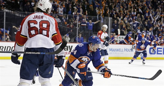 Thomas Hickey z NY Islanders slaví gól do sít Floridy, zády smutnící Jaromír...