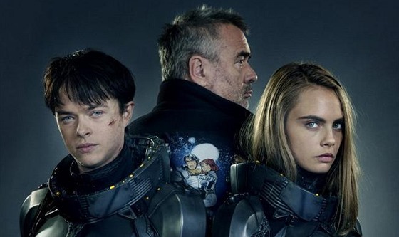 Dane DeHaan, Luc Besson a Cara Delevingne na promofotografii k snímku Valerian...