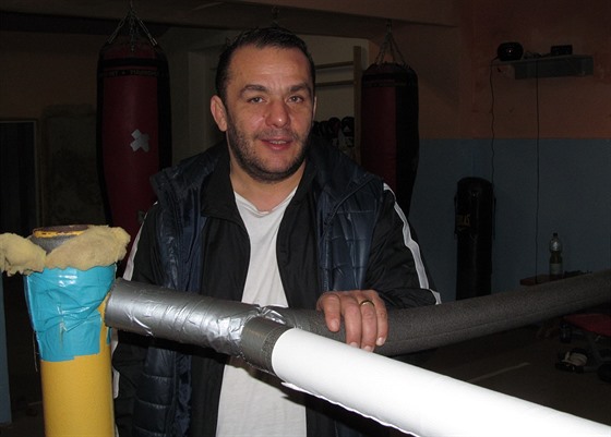 Roman Tonka ve své chanovské tlocvin, kde trénuje mladé boxery.